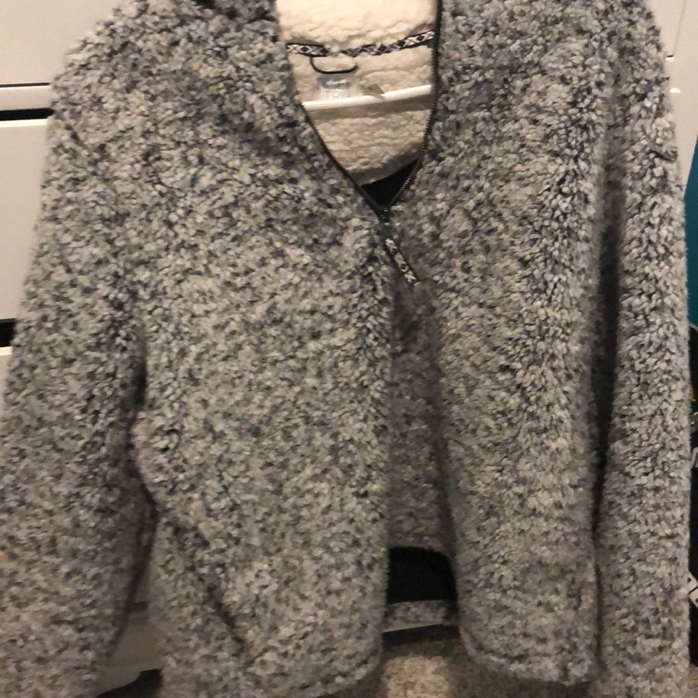 comfy black and white sweatshirt very popular!